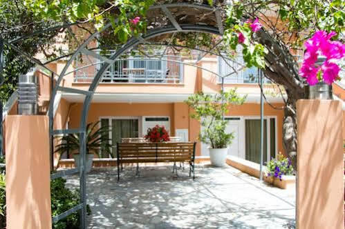 Poseidon Studios & Apartments Палеохора Экстерьер фото